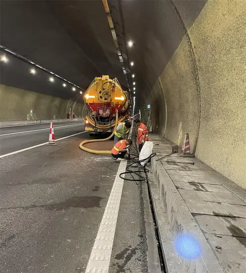 长城区隧道排水渠清淤